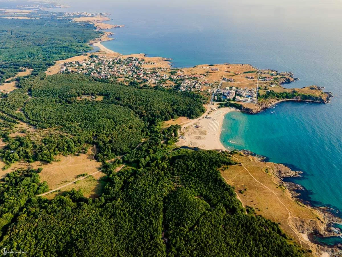 Въздушен изглед към плаж Бутамята, село Синеморец, околната гора и крайбрежието на Южното Черноморие.